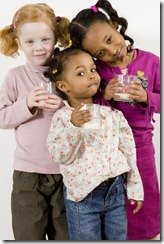 Children_drinking_milk___401